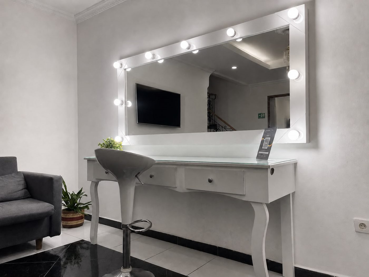 Estación de imagen con espejo de camerino y luces tipo Hollywood en Lotus Studio